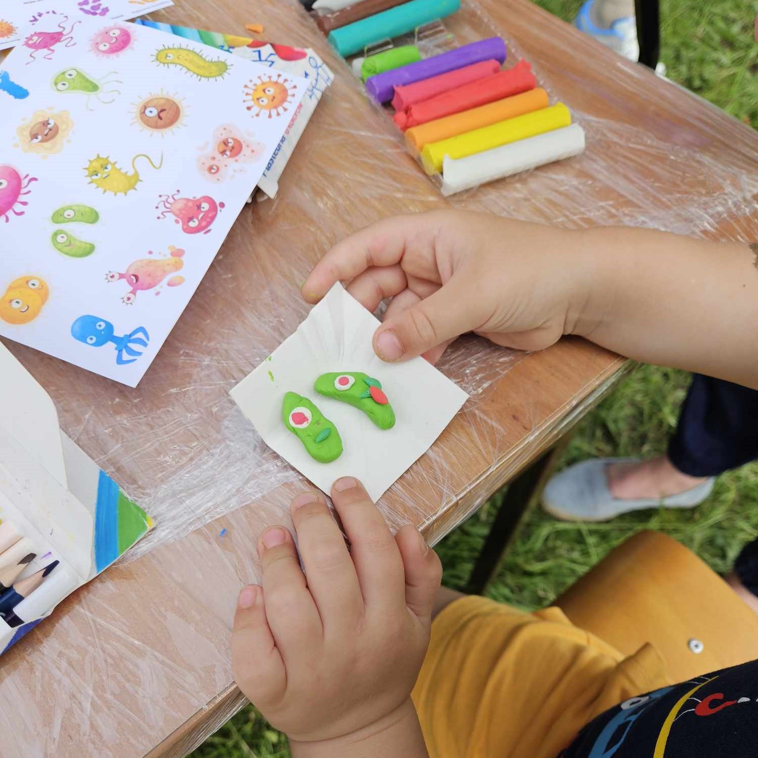 Efekty aktywności najmłodszych uczestników Uniwersyteckiego Dnia Dziecka - ulepione z kolorowej plasteliny fantazyjne drobnoustroje.
