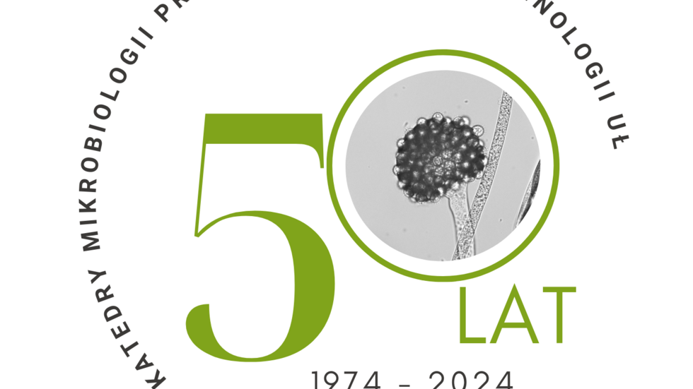 Logo konferencji jubileuszowej "50 lat Katedry Mikrobiologii Przemysłowej i Biotechnologii UŁ - lata minione - dzień dzisiejszy - perspektywy". Zielony napis "50 lat". W cyfrze zero znajduje się mikroskopowe zdjęcie konidioforu Aspergillus. Pod spodem kolorem szarym napisano: "1974-2024". Całość okala półkole z napisem "Katedra Mikrobiologii Przemysłowej i Biotechnologii". 